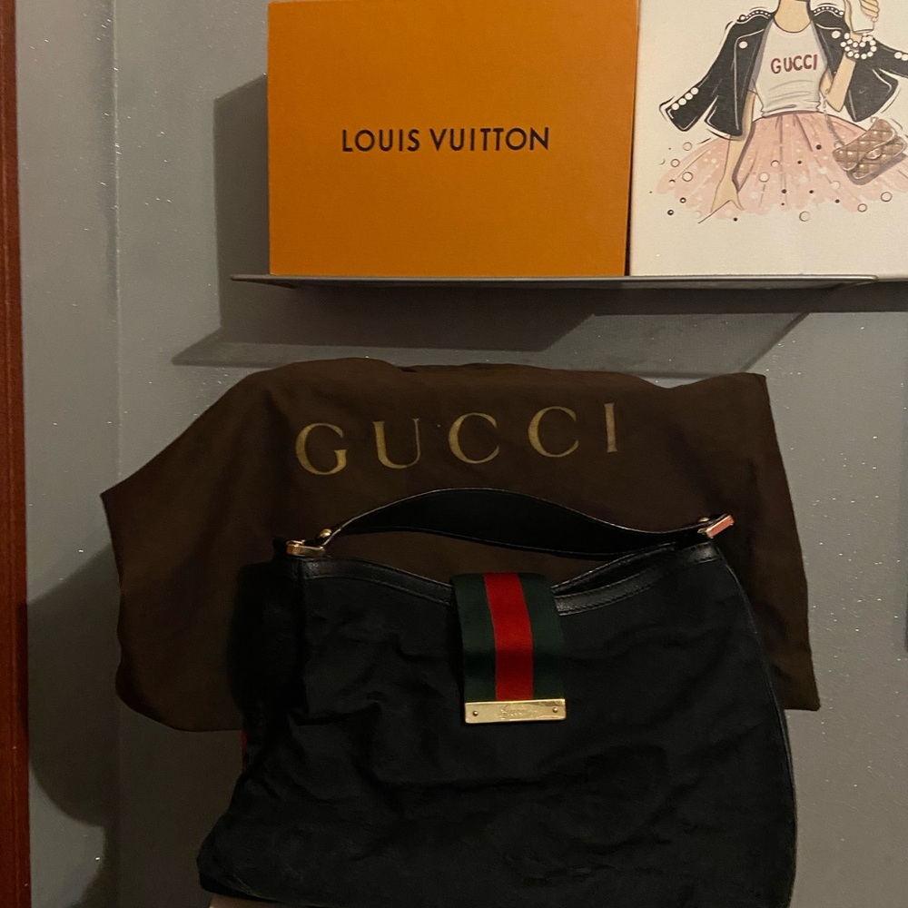 Authentic Gucci Purse great shape. Beautiful hand bag.